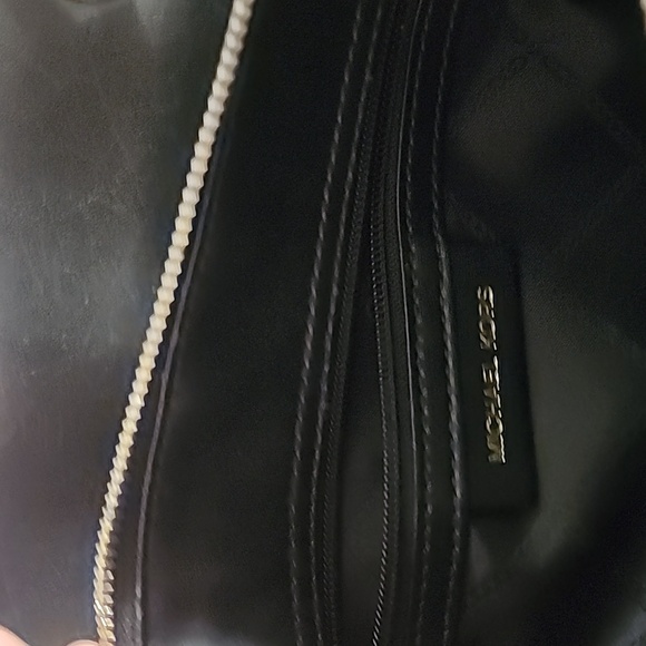 ❤️Michael Kors Tote❤️ - Picture 5 of 9